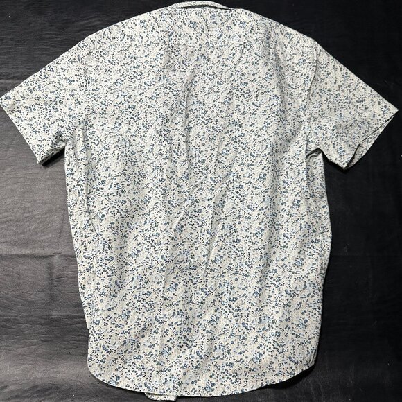 Bundle of 2 Banana Republic Slim Fit Button Downs With Pocket on Chest - Picture 4 of 6